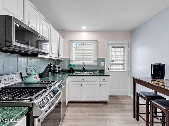 3rd image of 18 Gorginio Dr