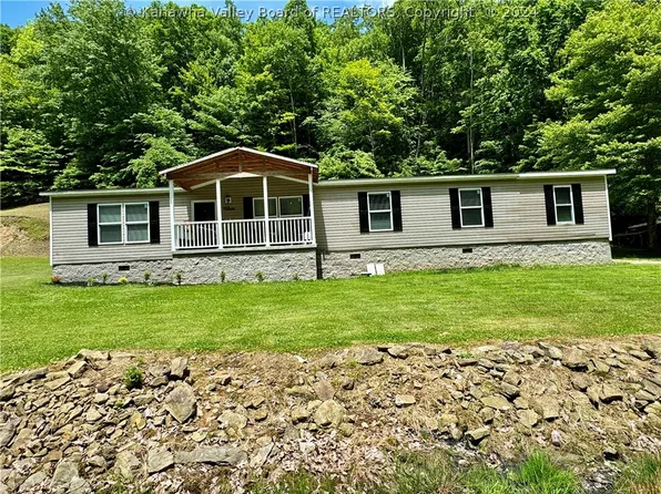 3858 Little Horse Creek Rd, Julian, WV 25529