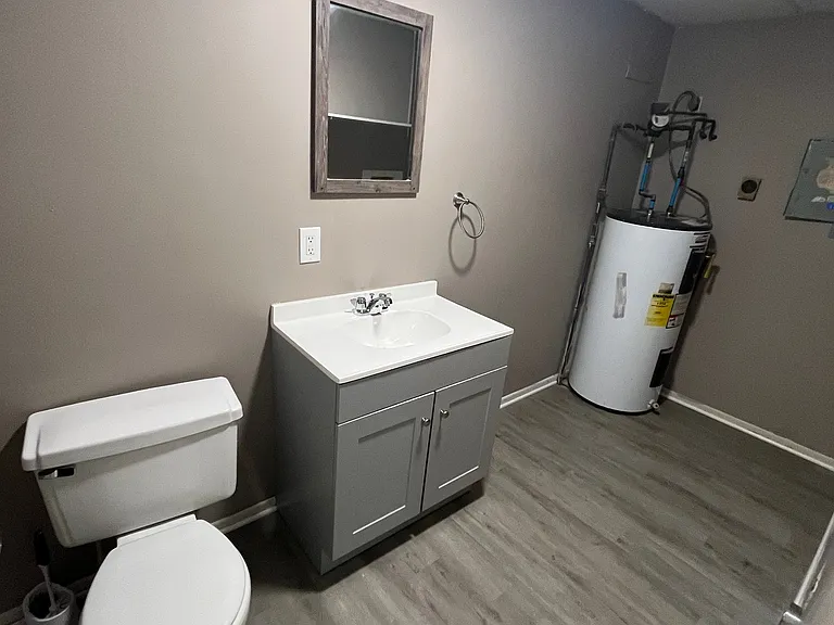 Secondary Bathroom / Laundry