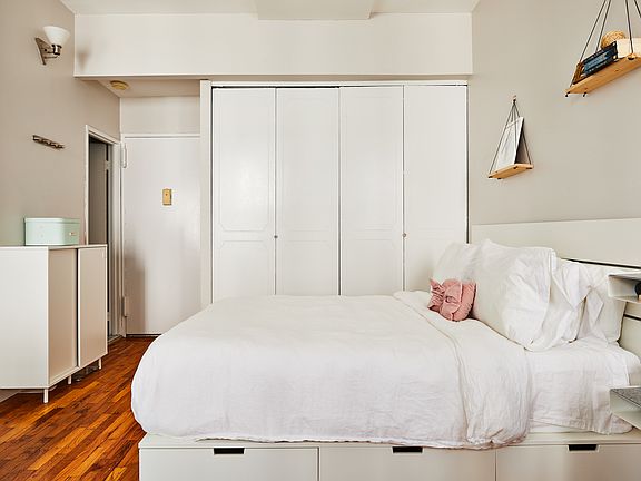 3rd image of 4 Lexington Ave APT 4F