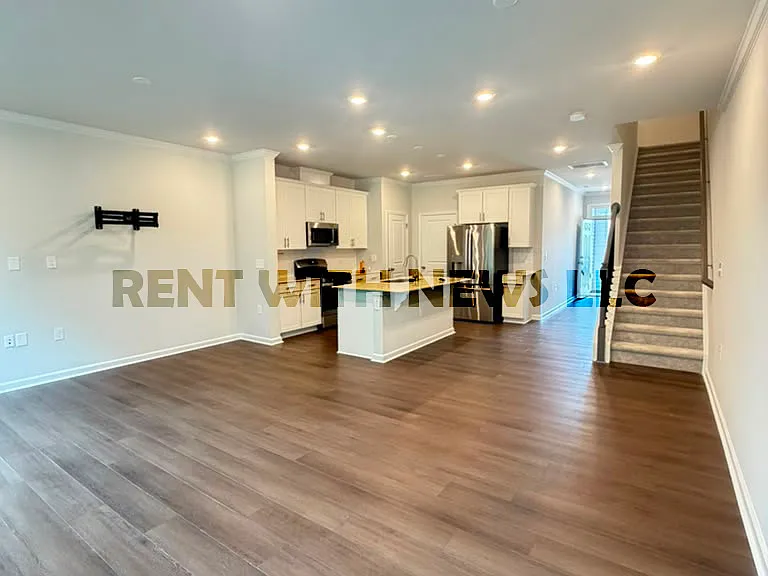 282 Paramount Dr — Photo 4