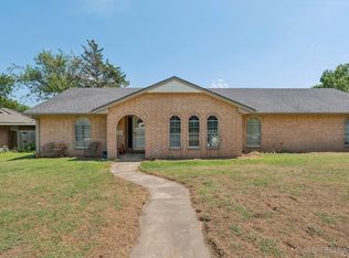 1054 Meadow Dr, Bartlesville, OK 74006
