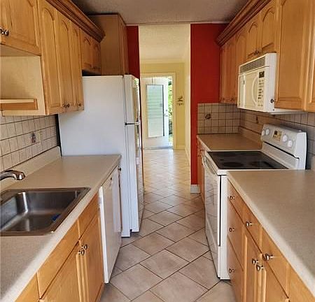 4th image of 1045 SE 15th St APT 13C