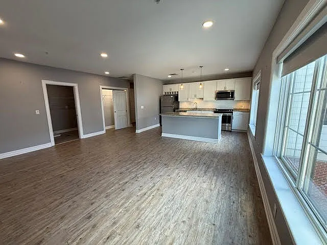 945 Kenmore Ave — Photo 4