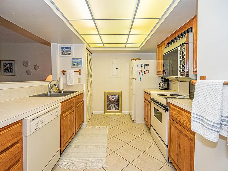 1700 Ocean Dr #201 — Photo 11