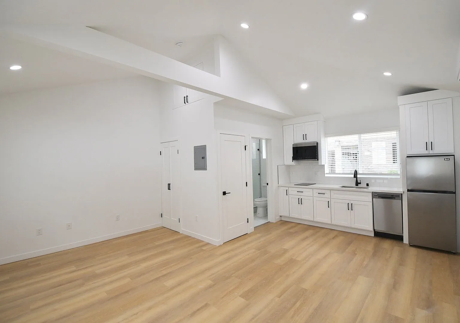 10919 C — Photo 3