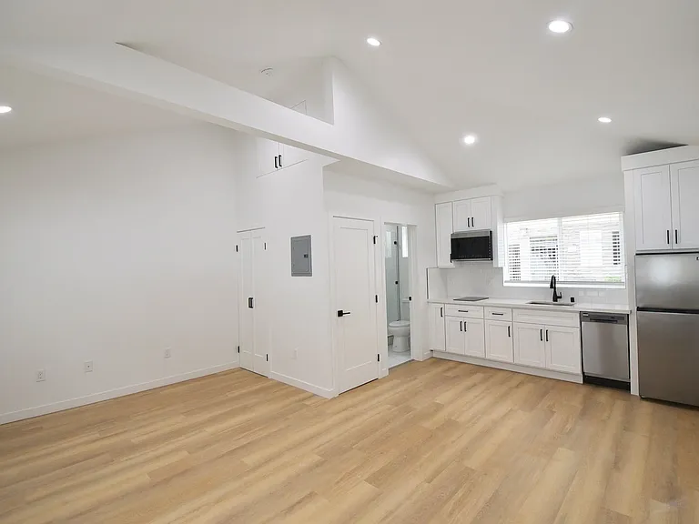 10919 C — Photo 3