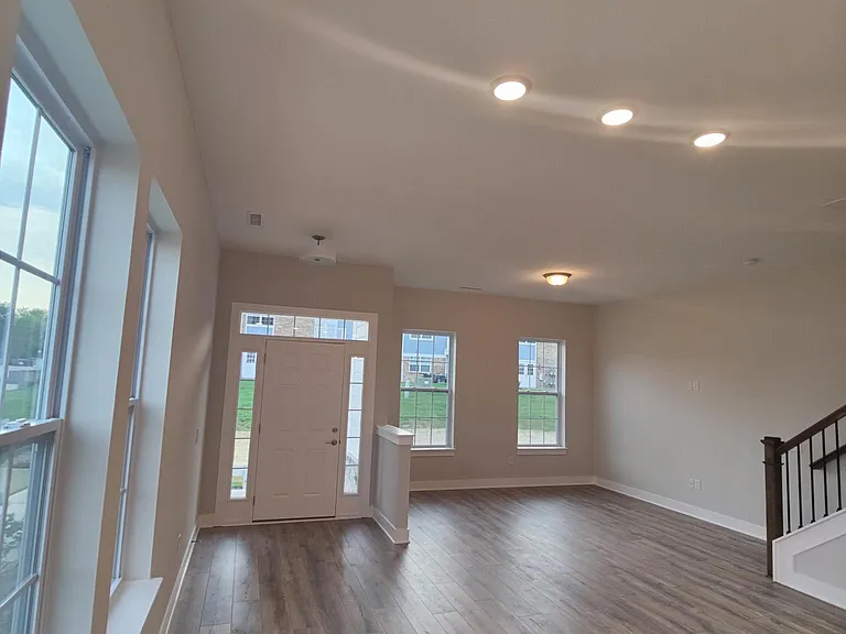 1082 Valentine Ln — Photo 4