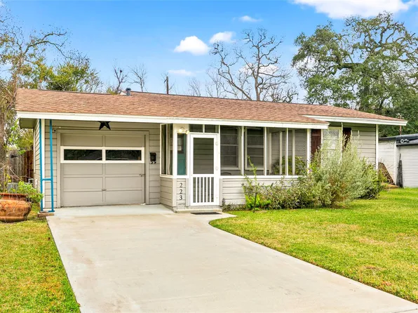 223 Jasmine St, Lake Jackson, TX 77566