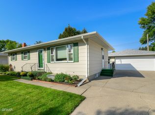 1814 S 19th St, Grand Forks, ND 58201