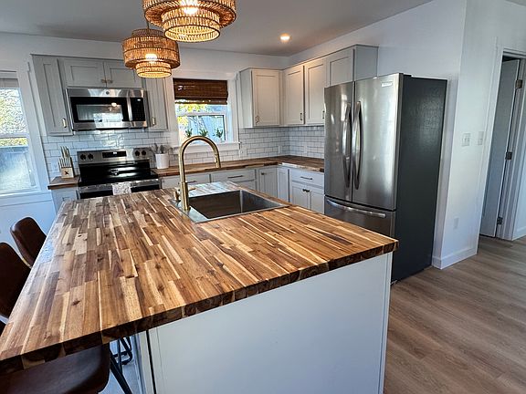 4th image of 10 Halls Ln