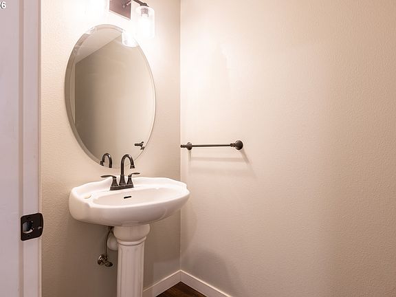 5th image of 306 E 16th Pl