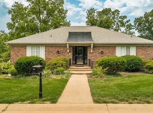 11948 Country Club Dr, Saint Louis, MO 63131