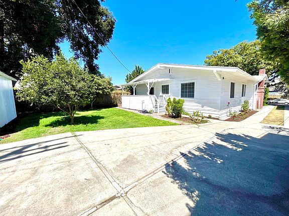 3rd image of 607 N Manhattan Pl