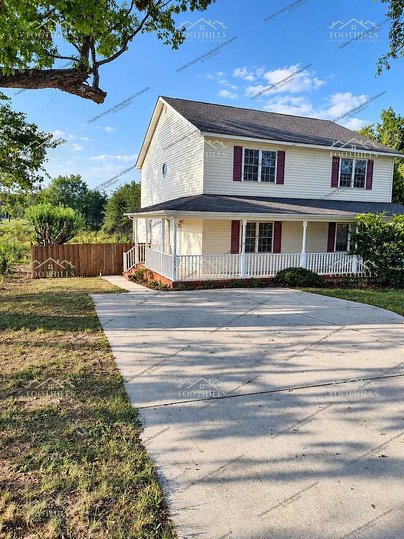 3 bed, 2.0 bath, 1428 sqft, $1,300 — Photo 1