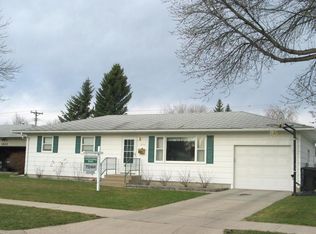 1818 Drees Dr, Grand Forks, ND 58201