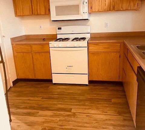 3rd image of 1006 Burton Dr APT B