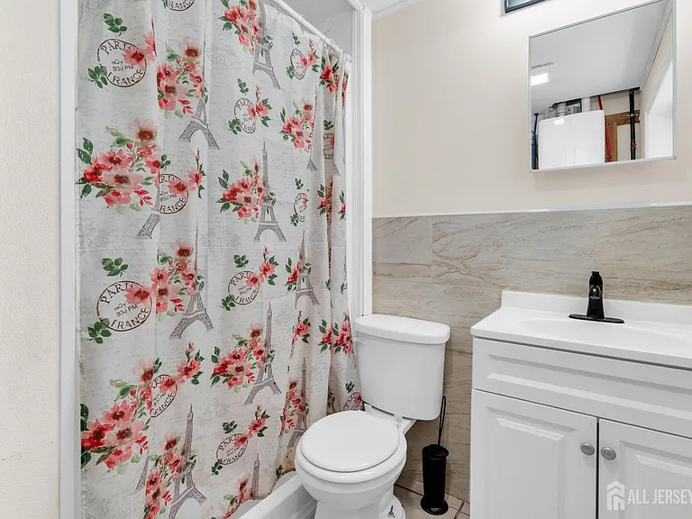 287 E Smith St — Photo 25