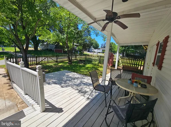 44 Hollow Ldg, Falling Waters, WV 25419