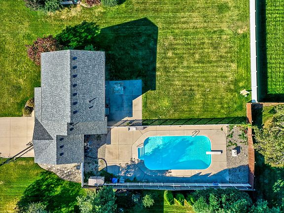 2nd image of 837 Thornberry Dr