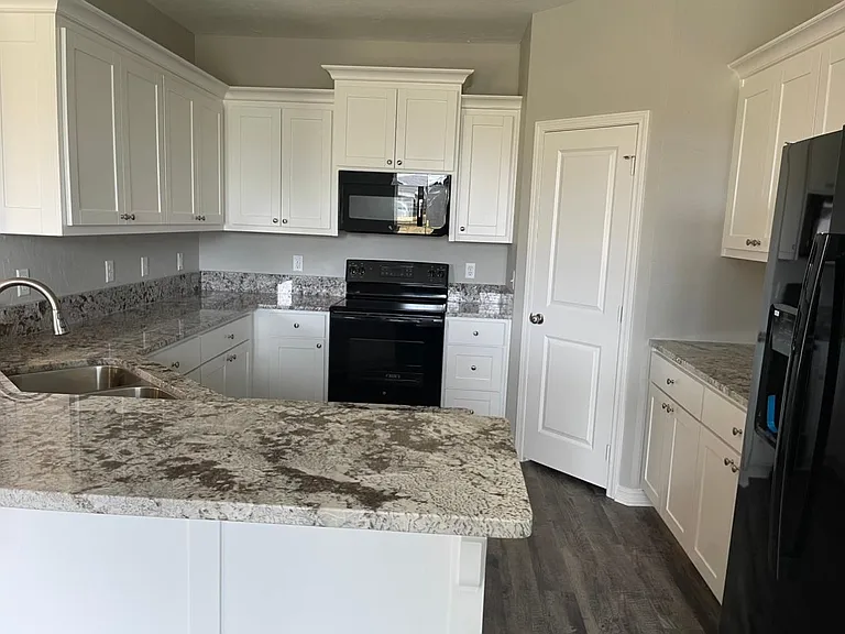 405 Myra Lynn Ln — Photo 2