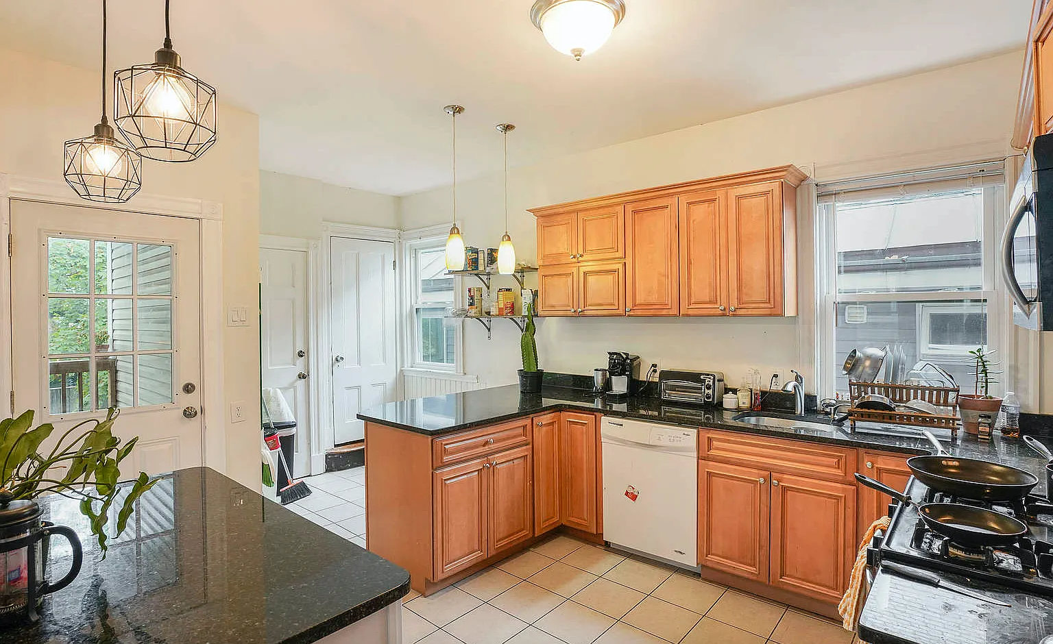 4 bed, 1500 sqft, $6,800 — Photo 2