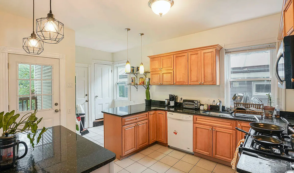 Building Photo - 13 Sachem St #4