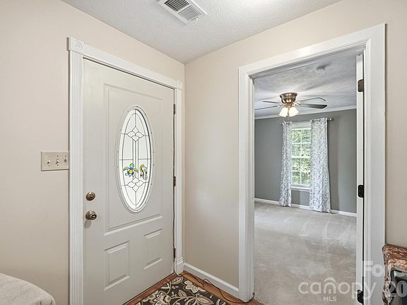 4th image of 928 Oval St
