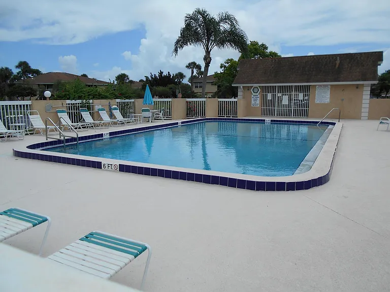 1548 SE Royal Green Cir #M-103 — Photo 2