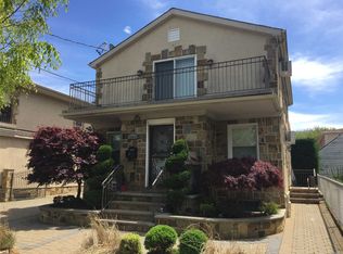 16212 77th Rd, Flushing, NY 11366
