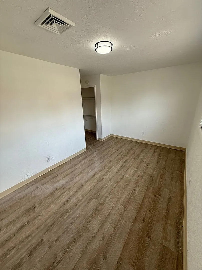 1903 Peach Street — Photo 3