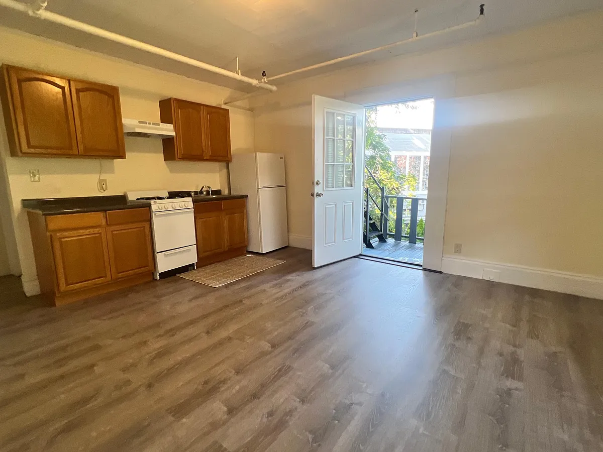 Building Photo - 149 Strathmore Rd #8