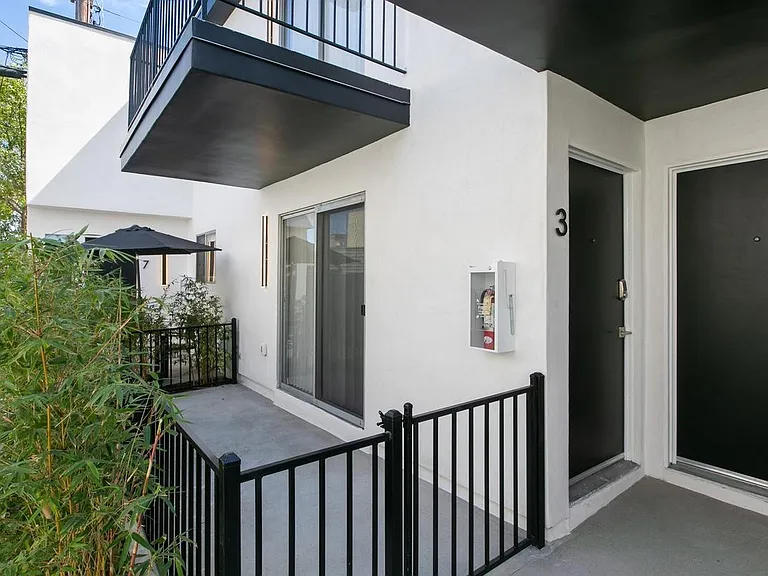 1228 Essex St #3 — Photo 5