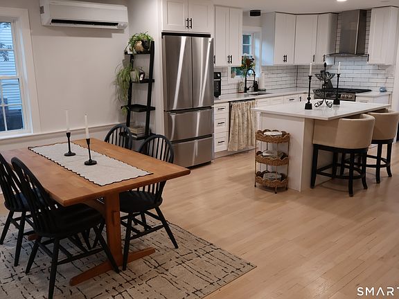 3rd image of 120 Robin Road
