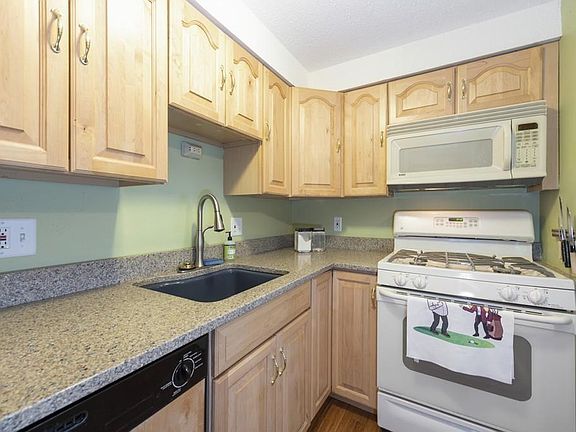 3rd image of 365 Washington St APT 5