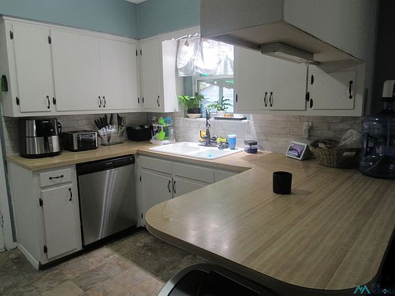 5th image of 826 W Aspen Ave