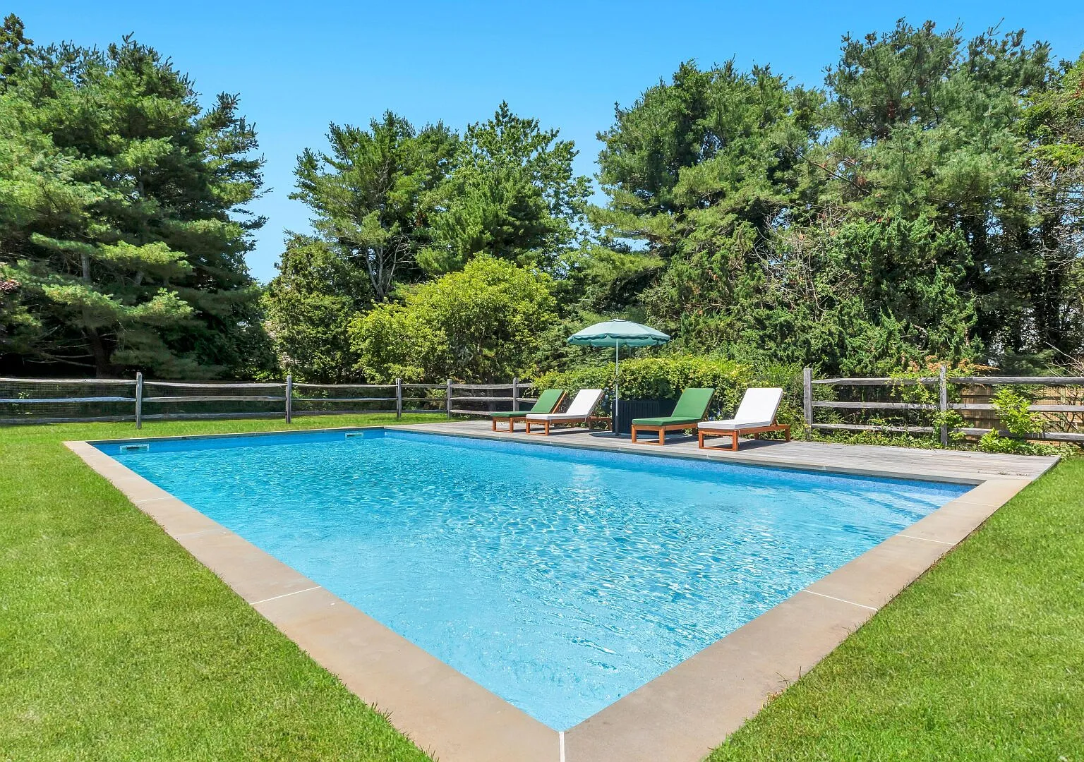 Updated 3 BR Water Mill retreat with a pool & expansive grounds — Photo 2