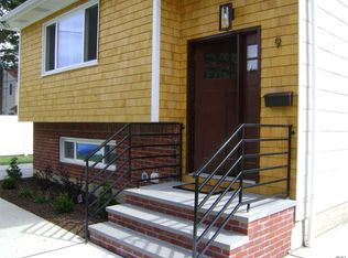9 Stanley Ln, New Hyde Park, NY 11040