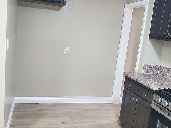 5th image of 14008 Yukon Ave