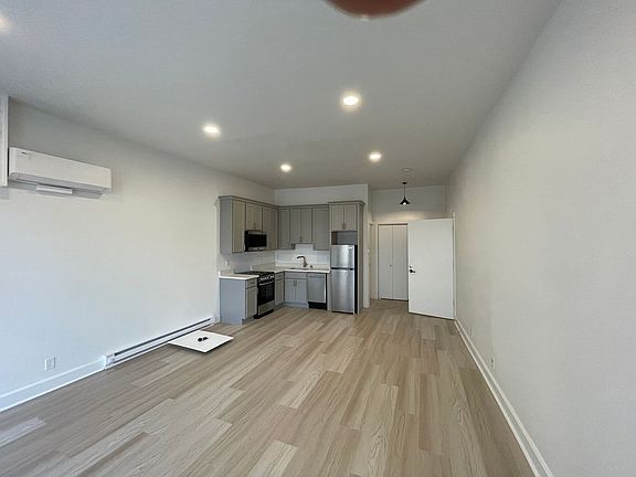 5th image of 916 Clinton St #201