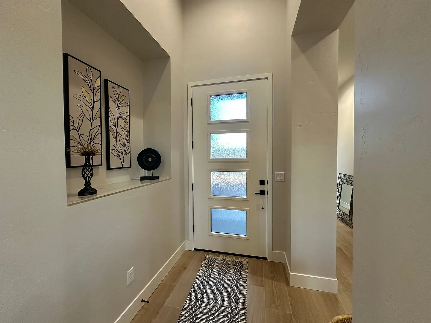 Furnished - Longterm - New build - RV garage - Community heated pool & spa — Photo 2