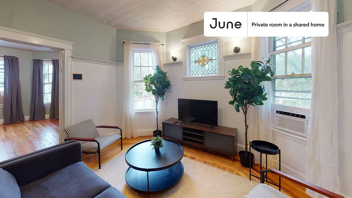 Queen bedroom in 4 bed/1 bath home in Dorchester Center #568 C — Photo 4
