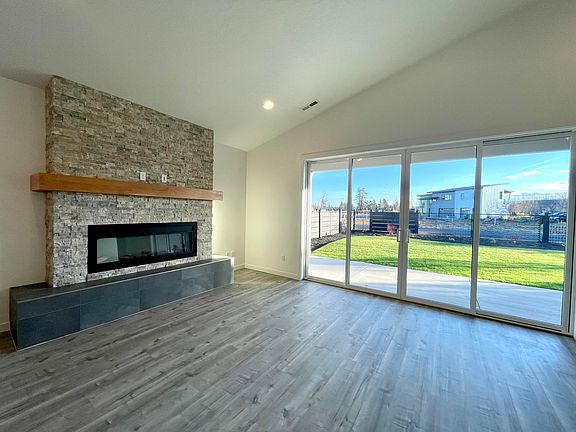 5th image of 411 E Diamond Peak Ave