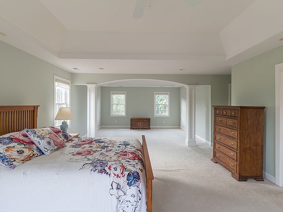 5th image of 136 Beacon Hill Pl