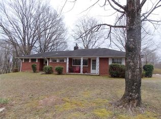 138 Centerwood Dr, Mount Airy, NC 27030