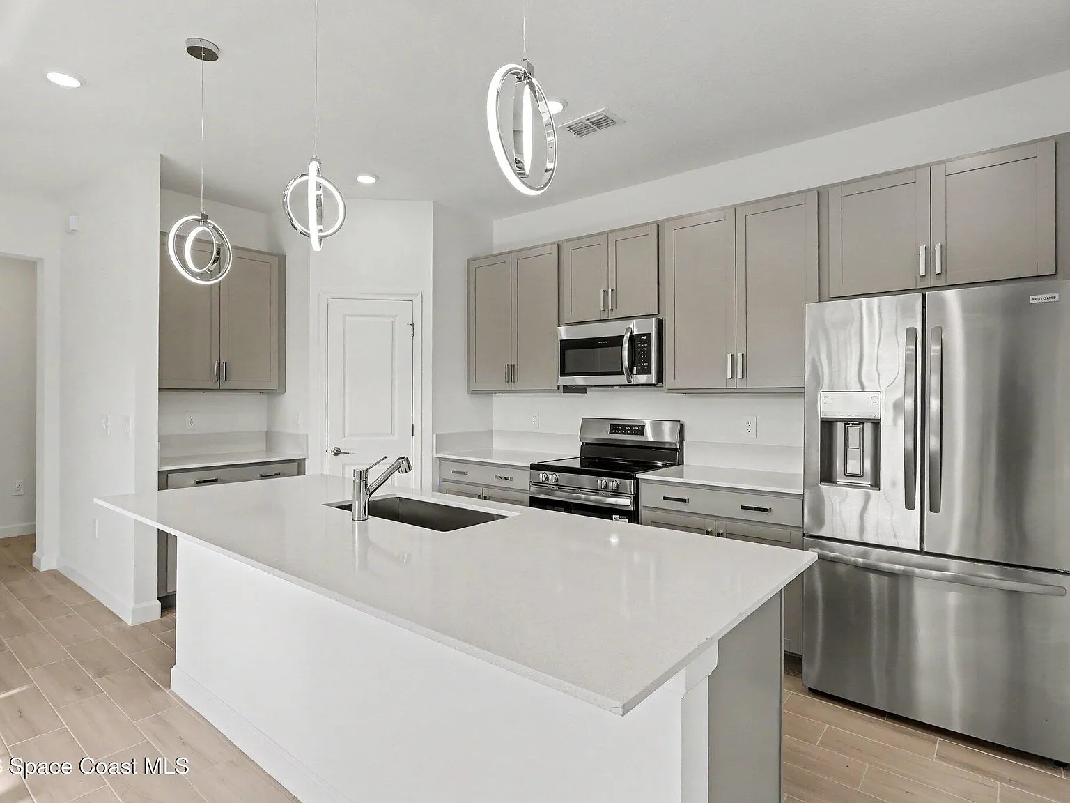 3 bed, 2.0 bath, 1758 sqft, $2,600 — Photo 3
