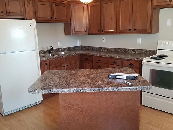 Kitchen - eat-in island