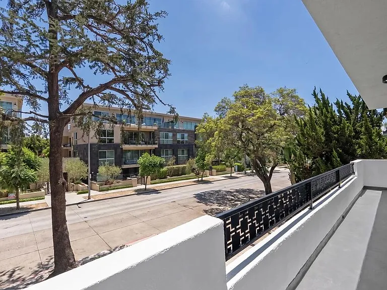 739 N Sweetzer Ave #6 — Photo 25