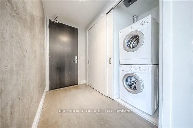224 King St W #704 — Photo 3