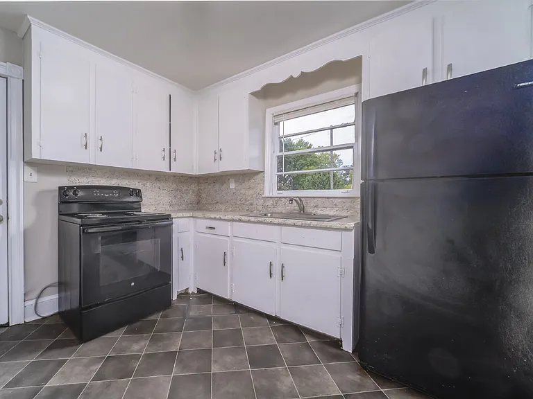 3453 Meredith Ave — Photo 8